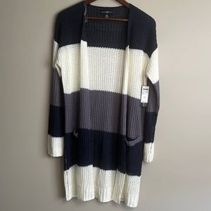 NEW International INC Company knit cardigan